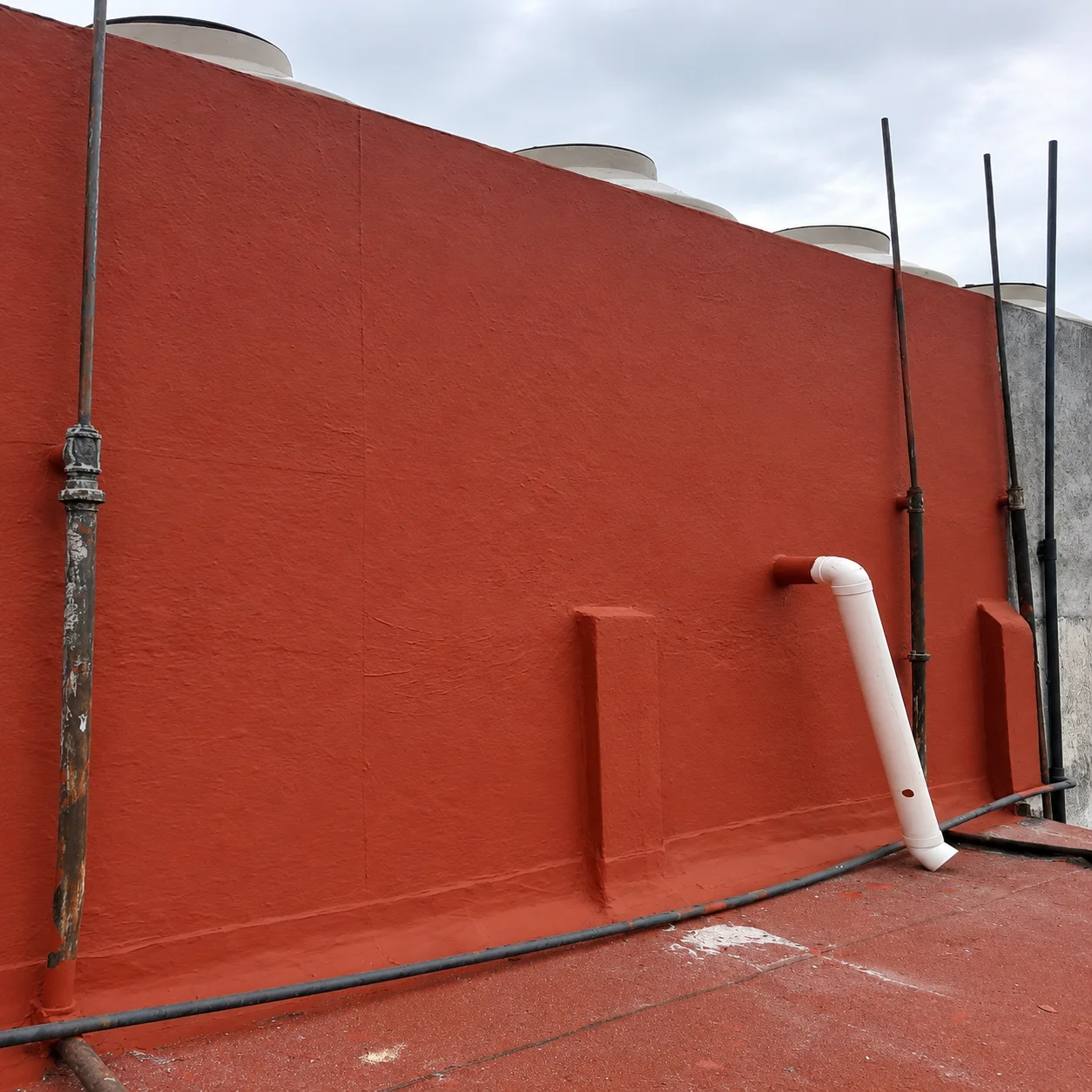 Impermeabilización de muro residencial con filtraciones